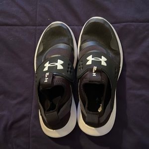 Women’s size 8 Under Armor black sneakers